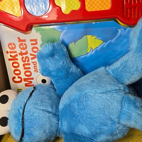 SING AND PLAY SONGBOOK AND CUDDLY COOKIE MONSTER. NEW IN BOX. - Picture 6 of 8